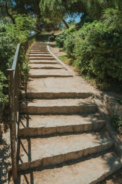 Madrid'de bir bahçeye doğru giden demir korkuluk ile Merdiven