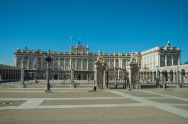 Madrid'de demir çit ile Kraliyet Sarayı önünde Kare