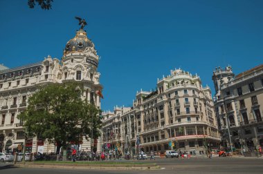 Madrid'de insanlarla ve arabalarla işlek sokakta binalar