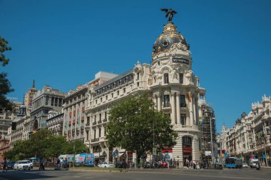 Madrid'de insanlarla ve arabalarla işlek sokakta binalar