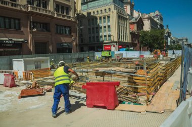 Madrid 'de inşaat alanında yerleri süpüren bir işçi.
