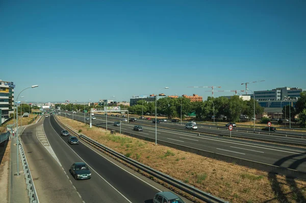 Multi jalur jalan raya dengan lalu lintas berat di Madrid — Stok Foto