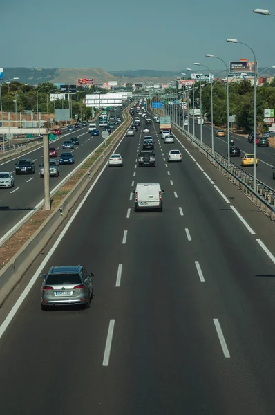 Multi lane highway with heavy traffic in Madrid — Stock Photo, Image