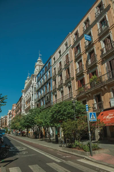 Madrid'de dükkanlar ve insanlar ile büyüleyici eski binalar