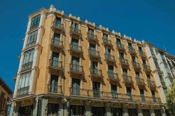 Старое здание с красочным фасадом и окнами в Мадриде — стоковое фото