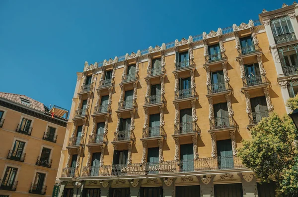 Madrid renkli cephe ve pencereler ile eski bina