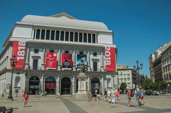 Teatro Real en la ajetreada plaza con gente y estatua en Madrid — Foto de Stock