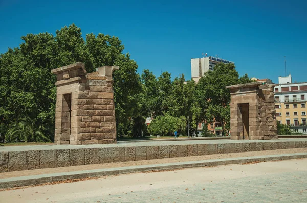 El templo de piedra de Debod sobre un jardín de madera en Madrid — Foto de Stock