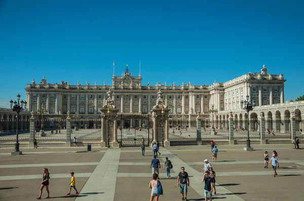 Madrid'de demir çit ile Kraliyet Sarayı önünde Kare