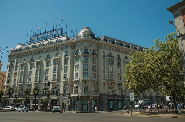 Edificios con hotel en calle concurrida con gente y coches en Madrid — Foto de Stock