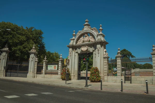 Fasaden på Felipe IV Gate vid El Retiro Park i Madrid — Stockfoto