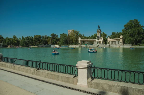 People paddling boats on pool in a park of Madrid — Stock Photo, Image