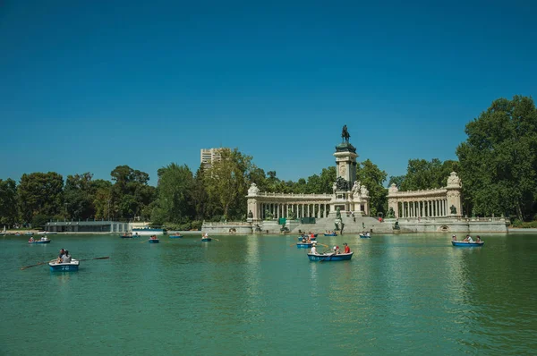 Pagayeurs sur la piscine dans un parc de Madrid — Photo