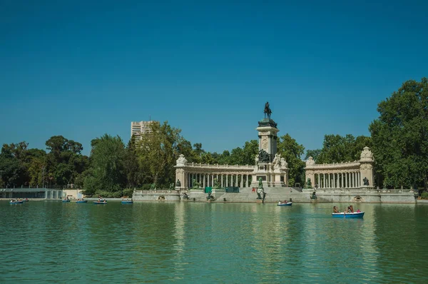 Pessoas remando barcos na piscina em um parque de Madrid — Fotografia de Stock