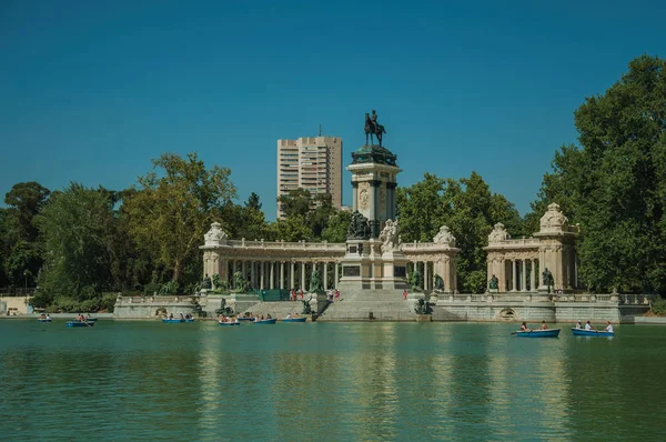 Pessoas remando barcos na piscina em um parque de Madrid — Fotografia de Stock