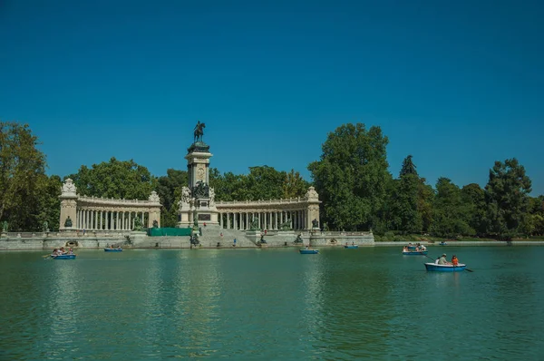 Gente remando botes en la piscina en un parque de Madrid — Foto de Stock