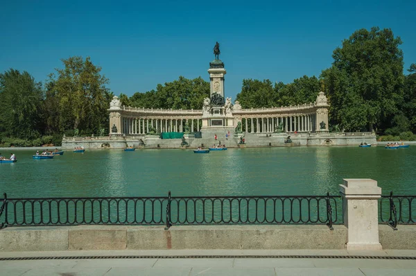 Människor paddling båtar på pool i en Park i Madrid — Stockfoto