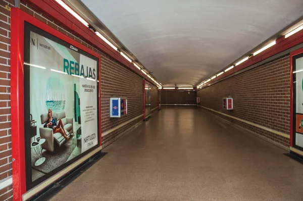 马德里地铁连接车站的通道广告 — 图库照片