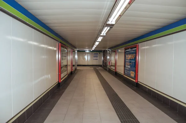 马德里地铁连接车站的通道广告 — 图库照片