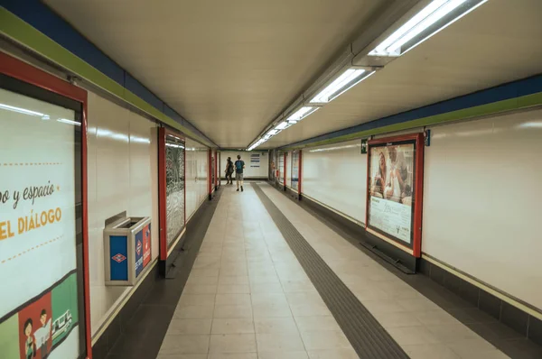 Reklam och människor i passagen vid Madrids tunnelbana — Stockfoto