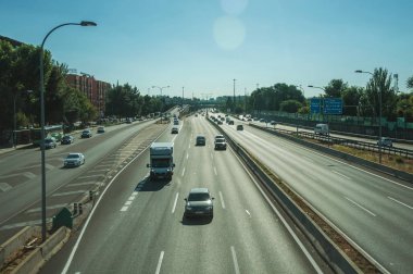 Madrid'de yoğun trafik ile karayolu üzerinde Otomobil