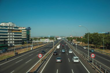 Madrid'de yoğun trafik ve Hız Sınırı tabelaları ile Karayolu