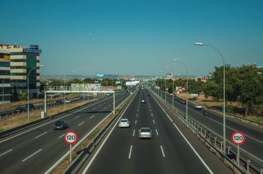 Madrid'de yoğun trafik ve Hız Sınırı tabelaları ile Karayolu