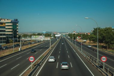 Madrid'de yoğun trafik ve Hız Sınırı tabelaları ile Karayolu