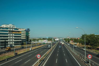Madrid'de yoğun trafik ve Hız Sınırı işaretleri ile Karayolu