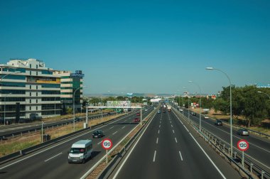 Madrid'de yoğun trafik ve Hız Sınırı işaretleri ile Karayolu