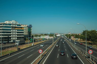 Madrid'de yoğun trafik ve Hız Sınırı işaretleri ile Karayolu