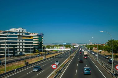 Madrid'de yoğun trafik ve Hız Sınırı işaretleri ile Karayolu