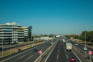 Madrid'de yoğun trafik ve Hız Sınırı işaretleri ile Karayolu