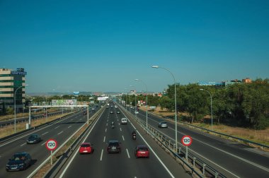 Madrid'de yoğun trafik ve Hız Sınırı işaretleri ile Karayolu
