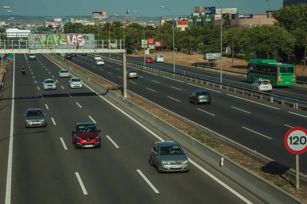Автомобили на шоссе с интенсивным движением и знаком SPEED LIMIT в Мадриде — стоковое фото