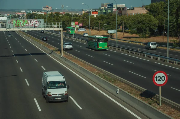 Automobily a dodávka na dálnici a rychlostní limit v Madridu — Stock fotografie