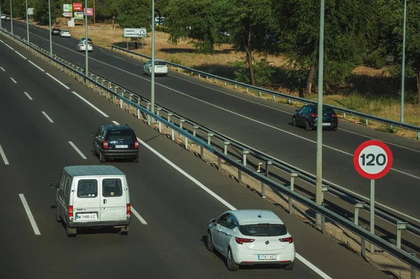 Automobily na dálnici s těžkým provozem a nápis rychlostní limit v Madridu — Stock fotografie