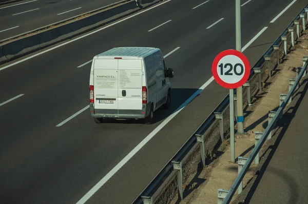 Osamělá dodávka na dálnici a rychlostní limit v Madridu — Stock fotografie