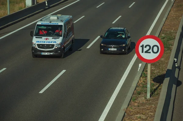 Auto a sanitka na dálnici a nápis rychlostní limit v Madridu — Stock fotografie