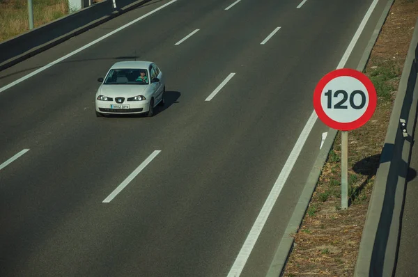 Lonely car on highway and SPEED LIMIT signpost in Madrid — Stock Photo, Image