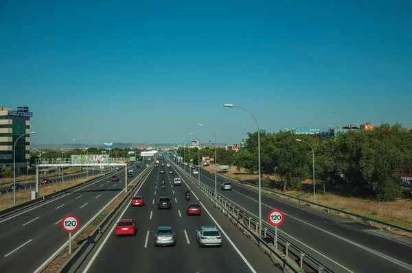 Highway with heavy traffic and SPEED LIMIT signs in Madrid — Stock Photo, Image