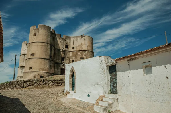 Casa con antiguo muro de yeso y Castillo en Evoramonte —  Fotos de Stock