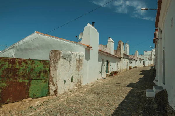 Casas con puerta de garaje de hierro en la calle de Evoramonte — Foto de Stock