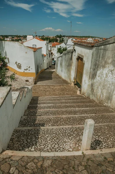 エストレモスの斜面の階段を持つ路地 — ストック写真
