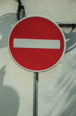 Alçı beyaz duvar önünde giriş yolu işareti yok