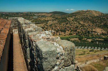Taş duvar üzerinde yol ve tepenin üstünde bir kale