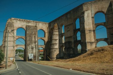 Elvas yolu üzerinde kemerli ve dikdörtgen sütunlu su kemeri