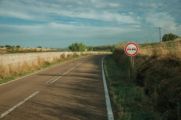 Elvas yakınlarındaki bir yolda sollama trafik işareti yok — Stok fotoğraf
