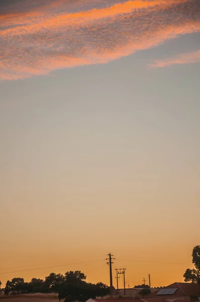 Bunte Wolken und Himmel bei Sonnenuntergang in einem Bauernhof — Stockfoto