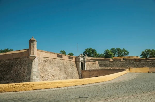 Calle en la muralla de la ciudad con una entrada y un pequeño puente —  Fotos de Stock